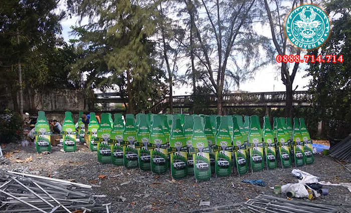 Lắp đặt standee mica hút nổi tại sự kiện