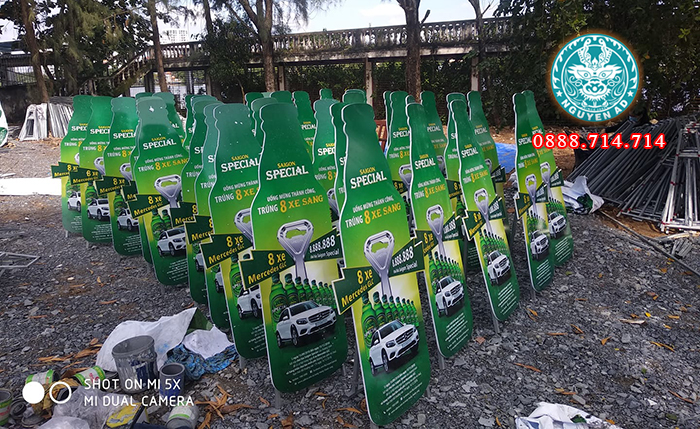 Standee mica hút nổi âm đèn LED với ánh sáng sang trọng, thu hút khách hàng