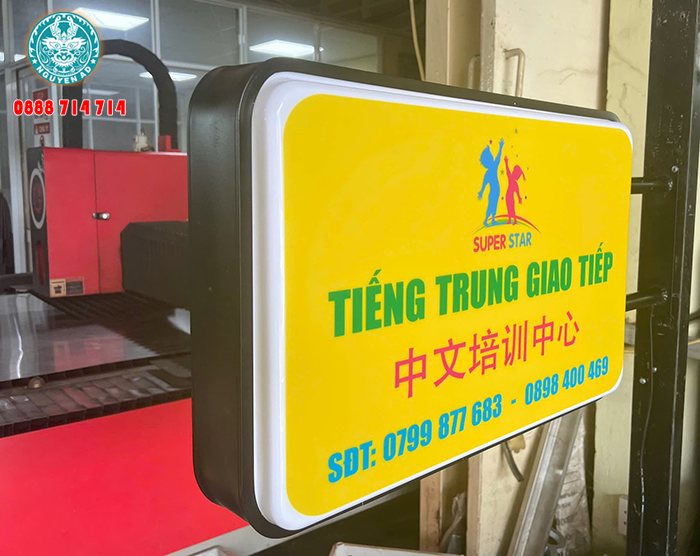 mẫu hộp đèn mica hút nổi đẹp cho trường học