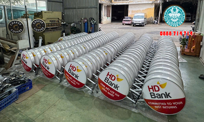 Xưởng gia công hộp đèn mica hút nổi số lượng lớn cho ngân hàng