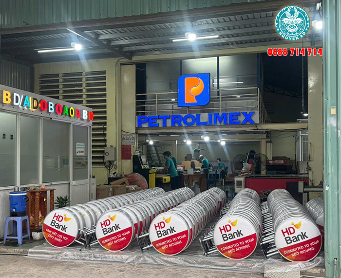 Hộp đèn mica ép nổi âm đèn led đẹp