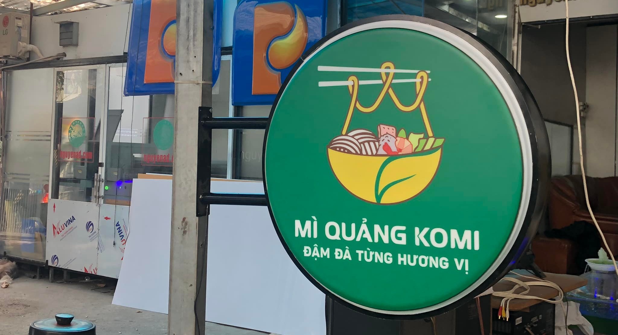 xưởng gia công hộp đèn mica hút nổi ẩm thực đẹp