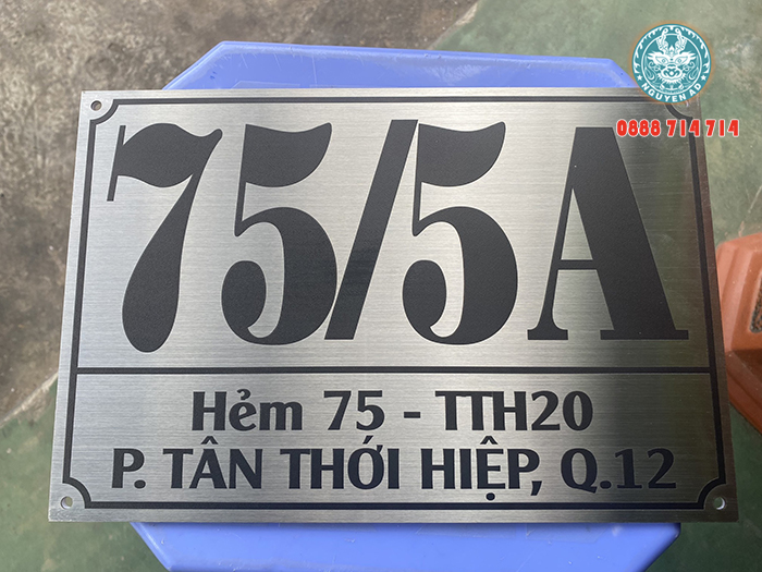 gia công bảng biển inox ăn mòn đẹp bằng inox xước