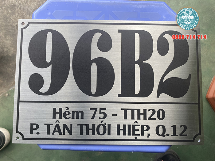 gia công bảng biển inox ăn mòn đẹp bằng inox xước