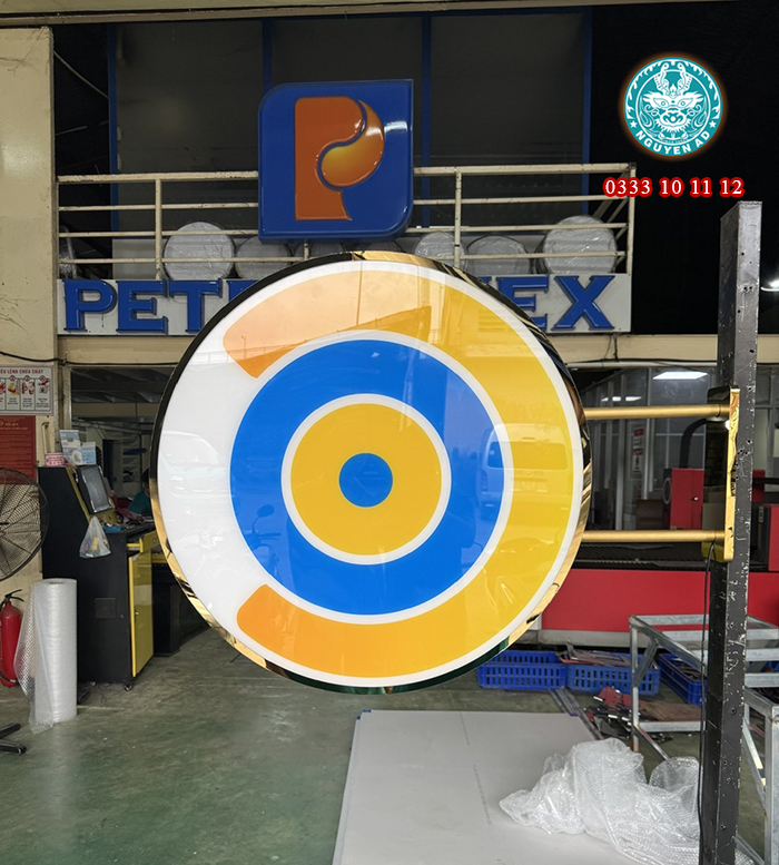 mẫu hộp đèn mica hút nổi ngân hàng đẹp