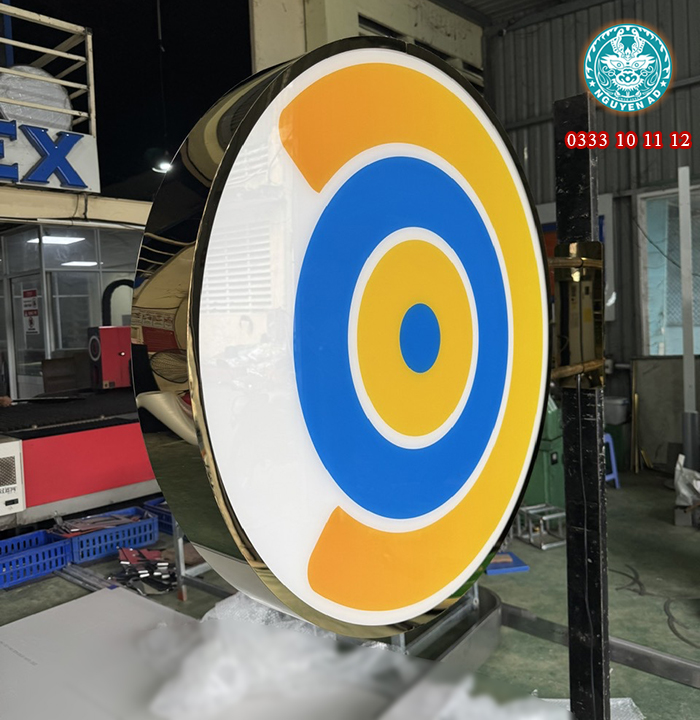 mẫu hộp đèn mica hút nổi ngân hàng đẹp