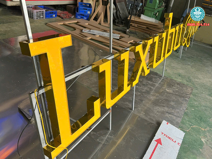 Bảng hiệu chữ mica hút nổi âm đèn LED cho bảng hiệu nhà hàng