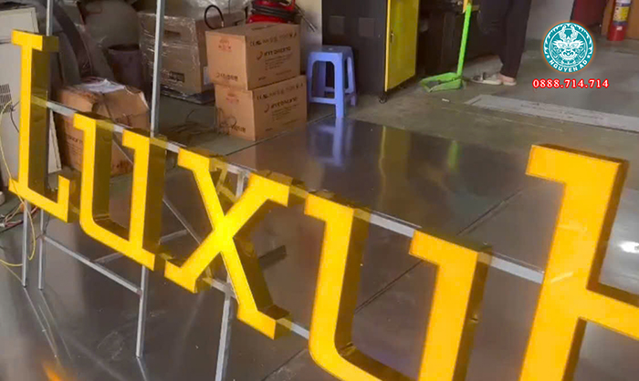 Bảng hiệu chữ mica hút nổi âm đèn LED cho bảng hiệu nhà hàng