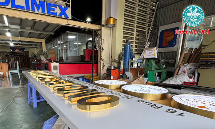 Chữ Inox Vàng – Xu Hướng Biển Hiệu Cao Cấp Thống Trị 2026