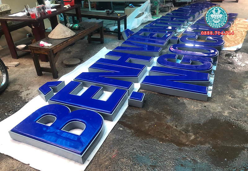 gia công chữ mica hút nổi khổ lớn đẹp