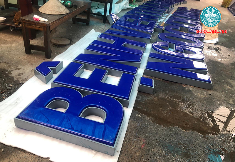 gia công chữ mica hút nổi khổ lớn đẹp