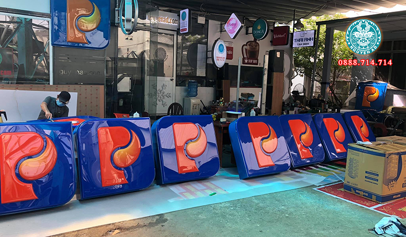 gia công chữ mica hút nổi khổ lớn đẹp