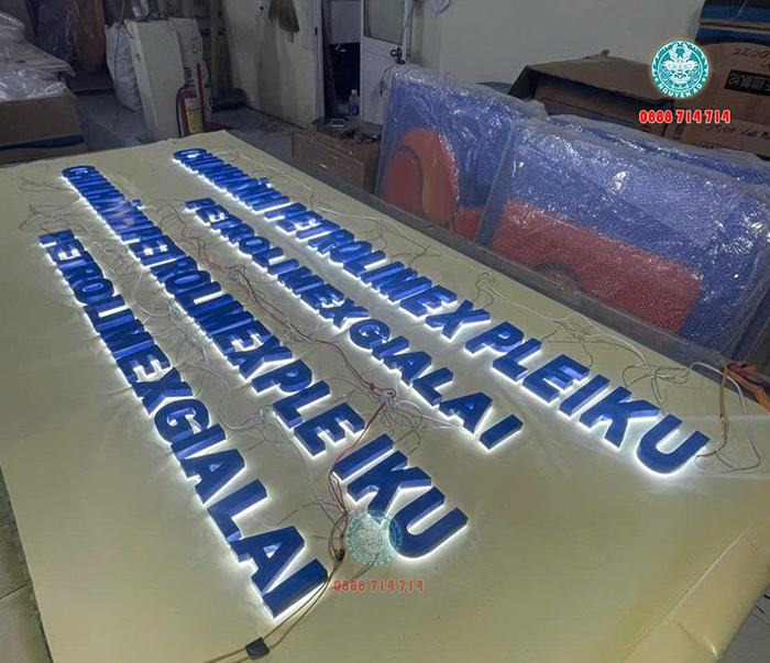 làm chữ mica hút nổi khổ lớn cho bảng hiệu cây xăng Petrolimex