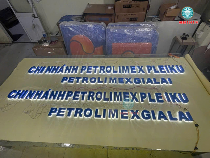 làm chữ mica hút nổi khổ lớn cho bảng hiệu cây xăng Petrolimex