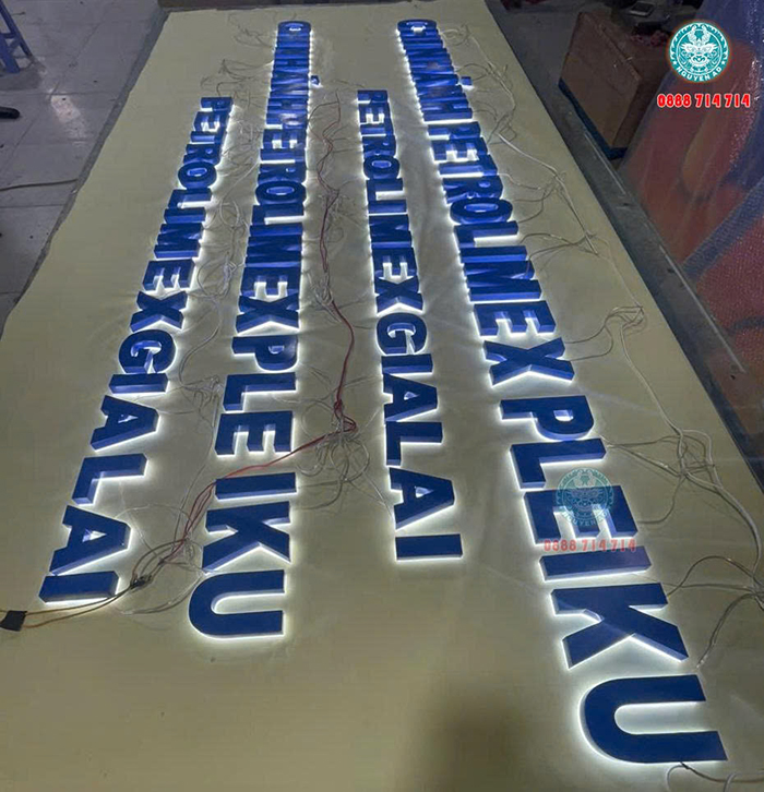 làm chữ mica hút nổi khổ lớn cho bảng hiệu cây xăng Petrolimex