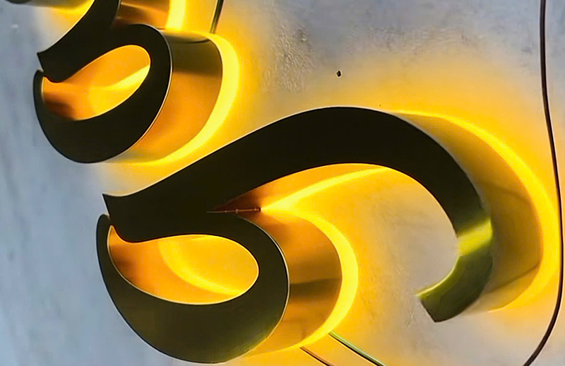 Chữ Inox Vàng Gương – Giải Pháp Bảng Hiệu Sang Trọng Cho Doanh Nghiệp