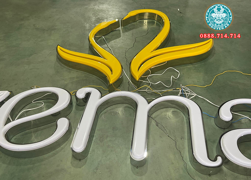 Chữ nổi mica phát sáng