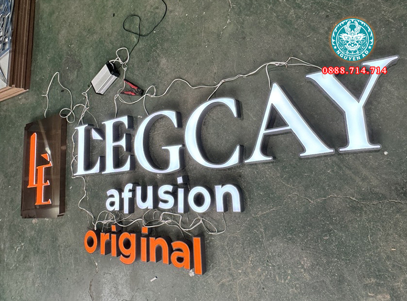 Chữ inox trắng lồng mica hút nổi, âm LED cực đều