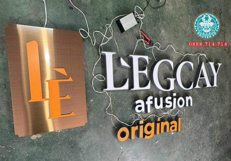 Chữ inox trắng lồng mica hút nổi, âm LED cực đều