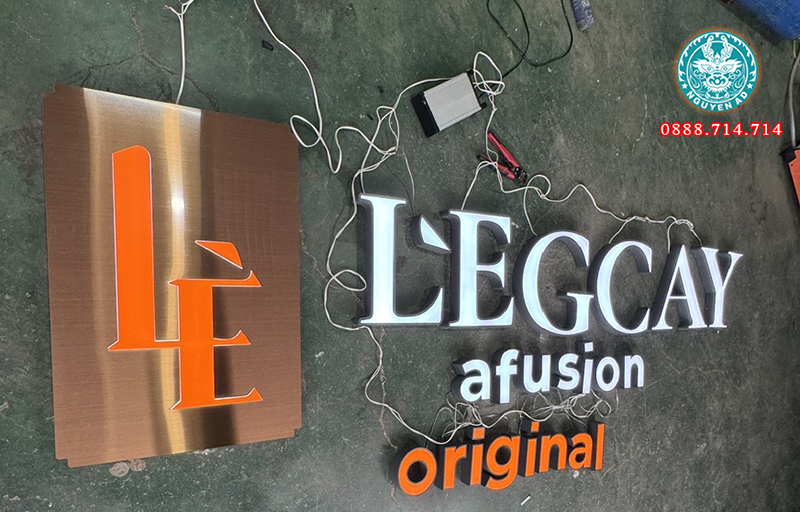 Bảng Hiệu Chữ Inox Trắng Đẹp – Mẫu Lồng Mica Âm LED Sang Trọng Nhất