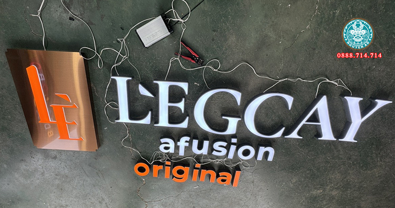 bảng hiệu chữ inox trắng