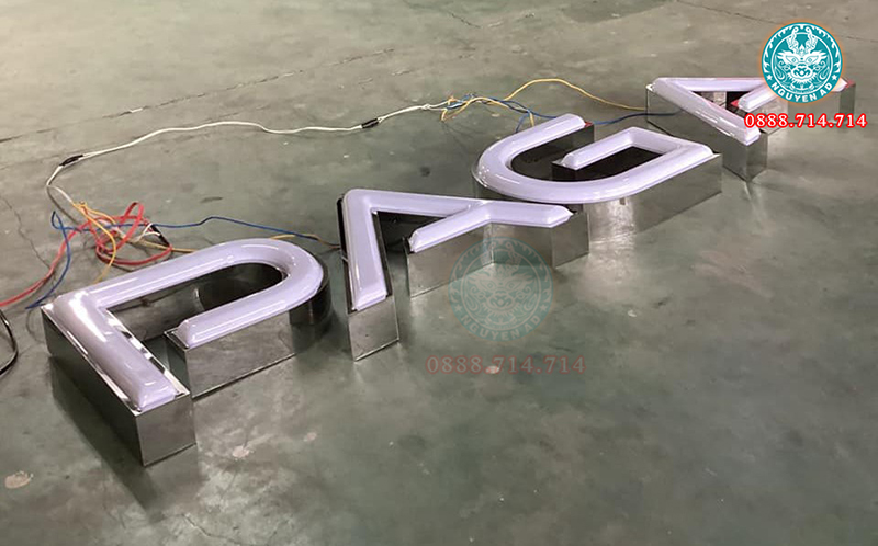 Mẫu Chữ Inox Trắng lồng mặt mica hút nổi Đẹp