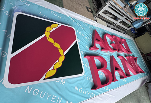 Bảng hiệu Agribank nổi bật vào ban đêm