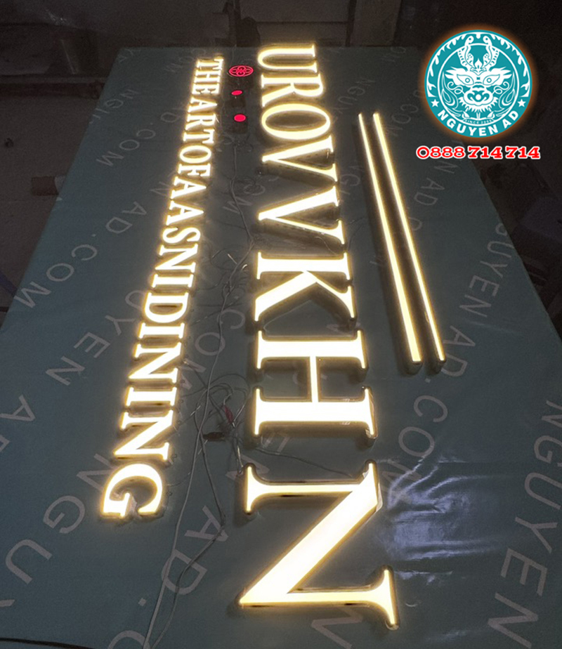 chữ inox trắng lồng mặt mica âm đèn led đẹp 2027
